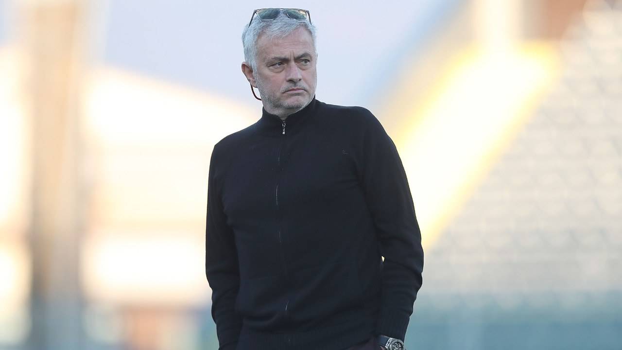 Josè Mourinho pensieroso