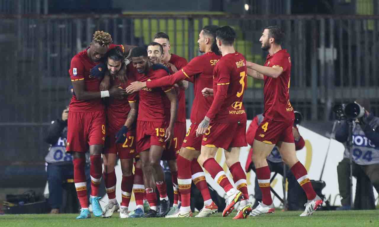 La Roma festeggia la rete di Zaniolo contro l'Empoli