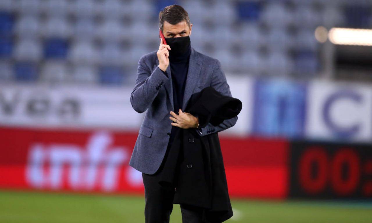 Paolo Maldini parla al telefono