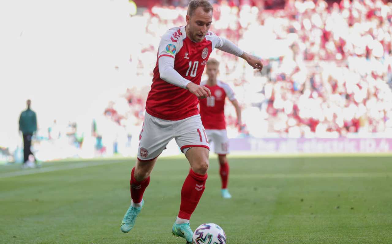 Eriksen in campo con la Danimarca