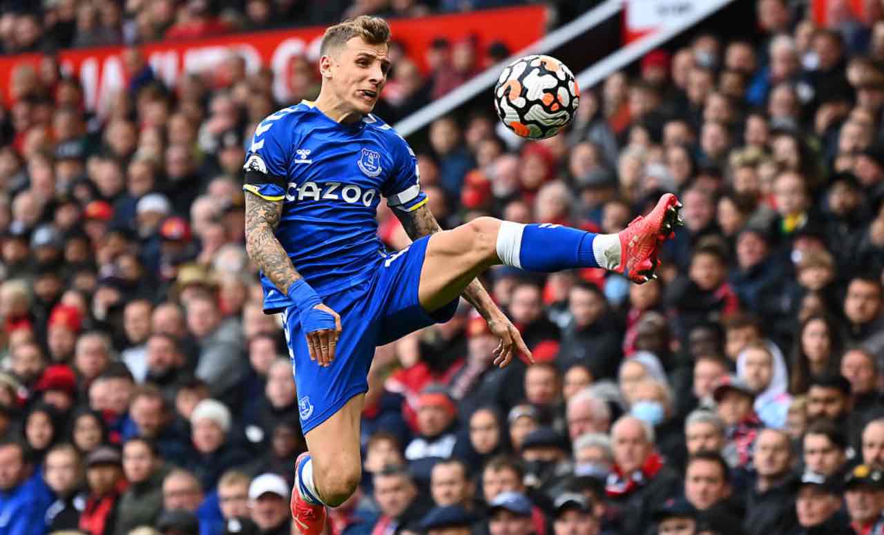 Lucas Digne in campo con l'Everton