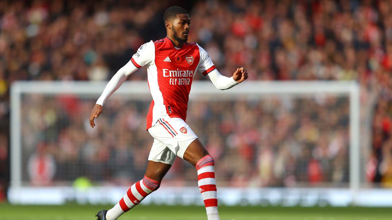 Maitland-Niles corre Arsenal