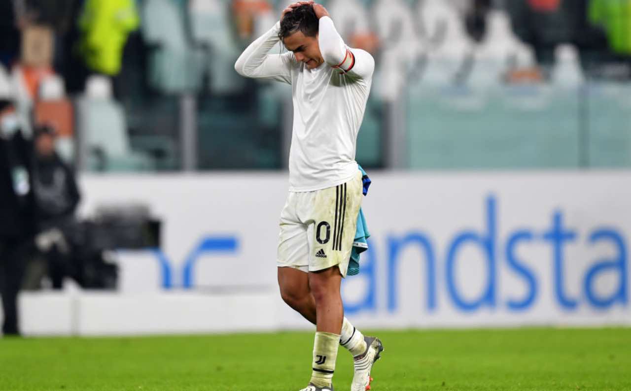 Dybala esce dal campo pensieroso 