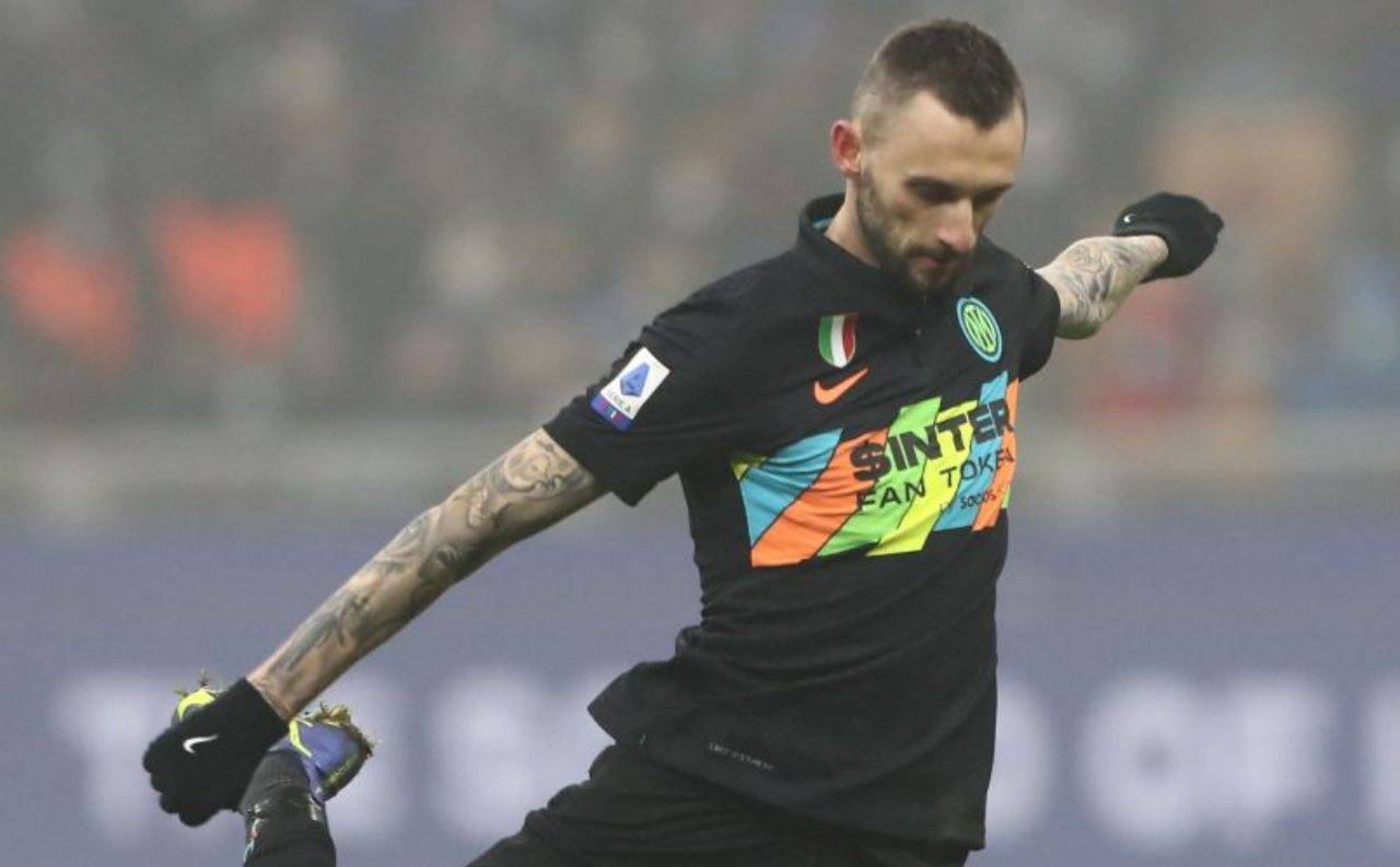 Brozovic calcia il pallone