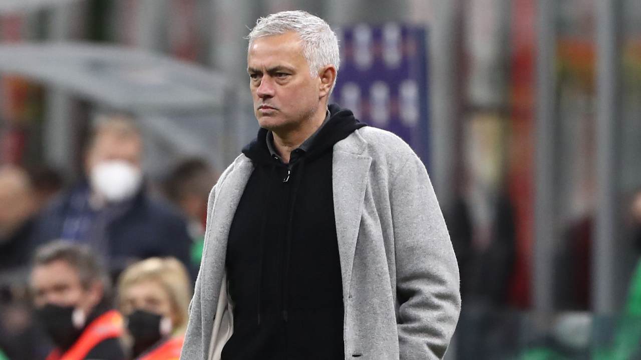 Josè Mourinho pensieroso