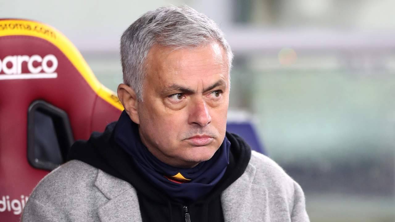 Josè Mourinho pensieroso