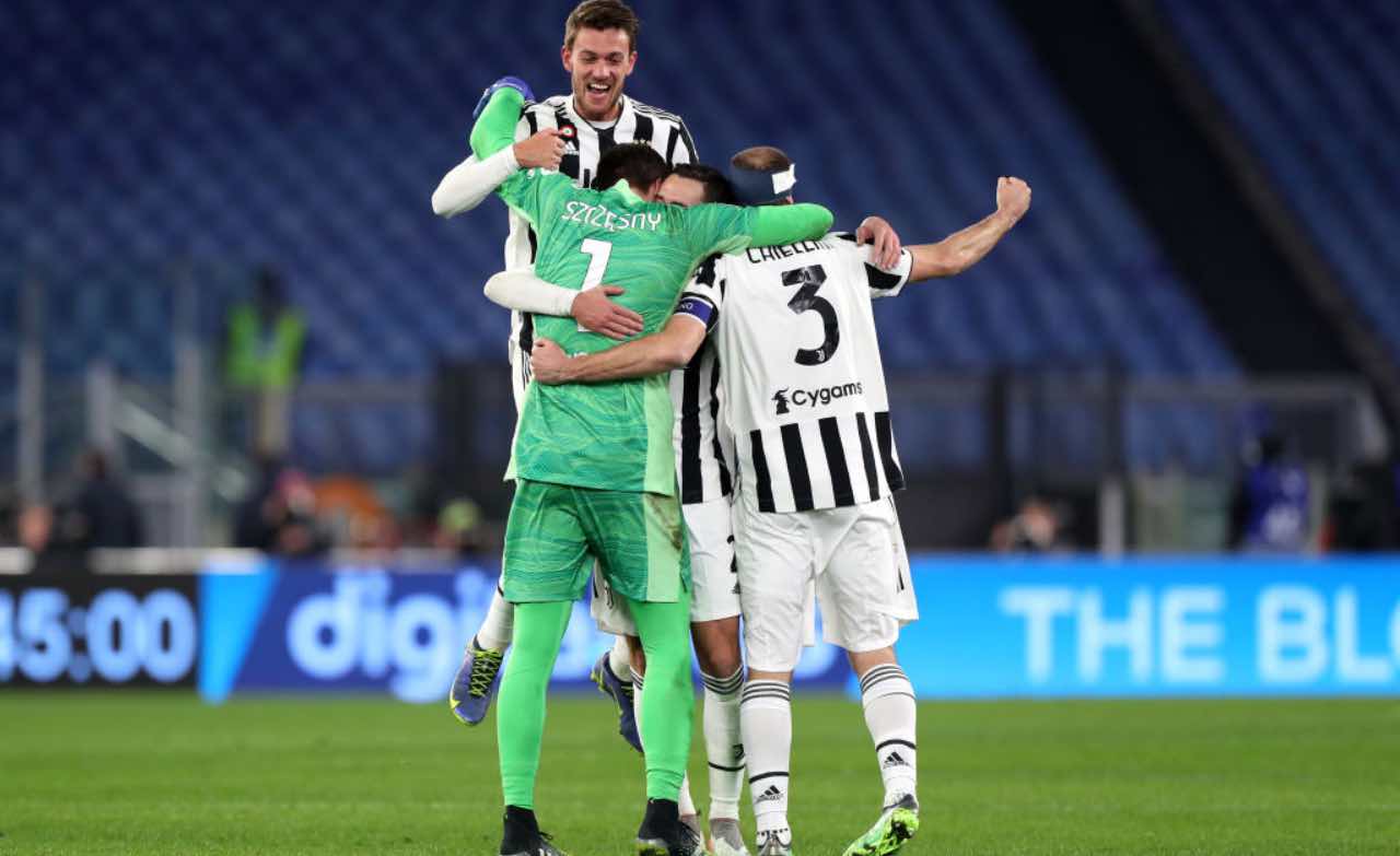 Roma-Juventus, Szczesny festeggia la vittoria con i compagni 