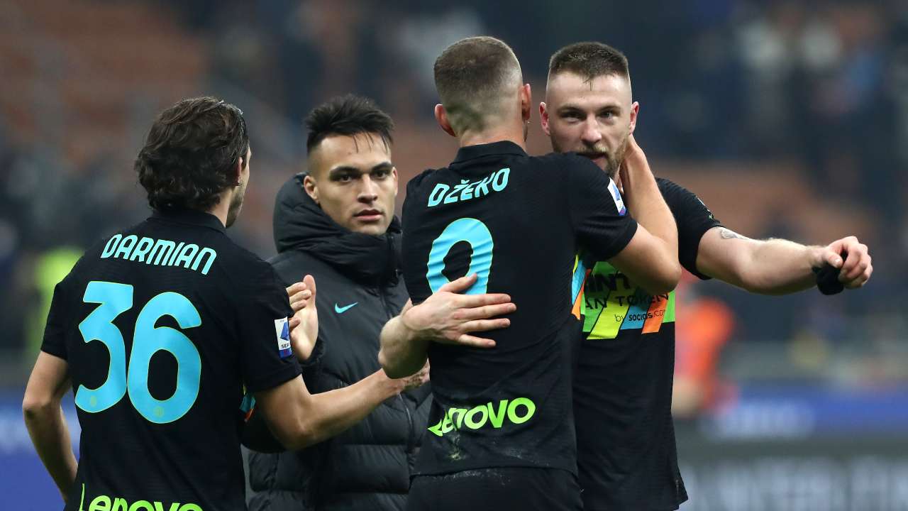 Giocatori Inter si abbracciano 