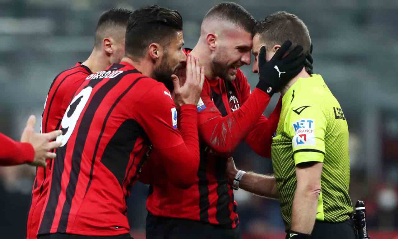 L'arbitro Serra discute coi giocatori del Milan