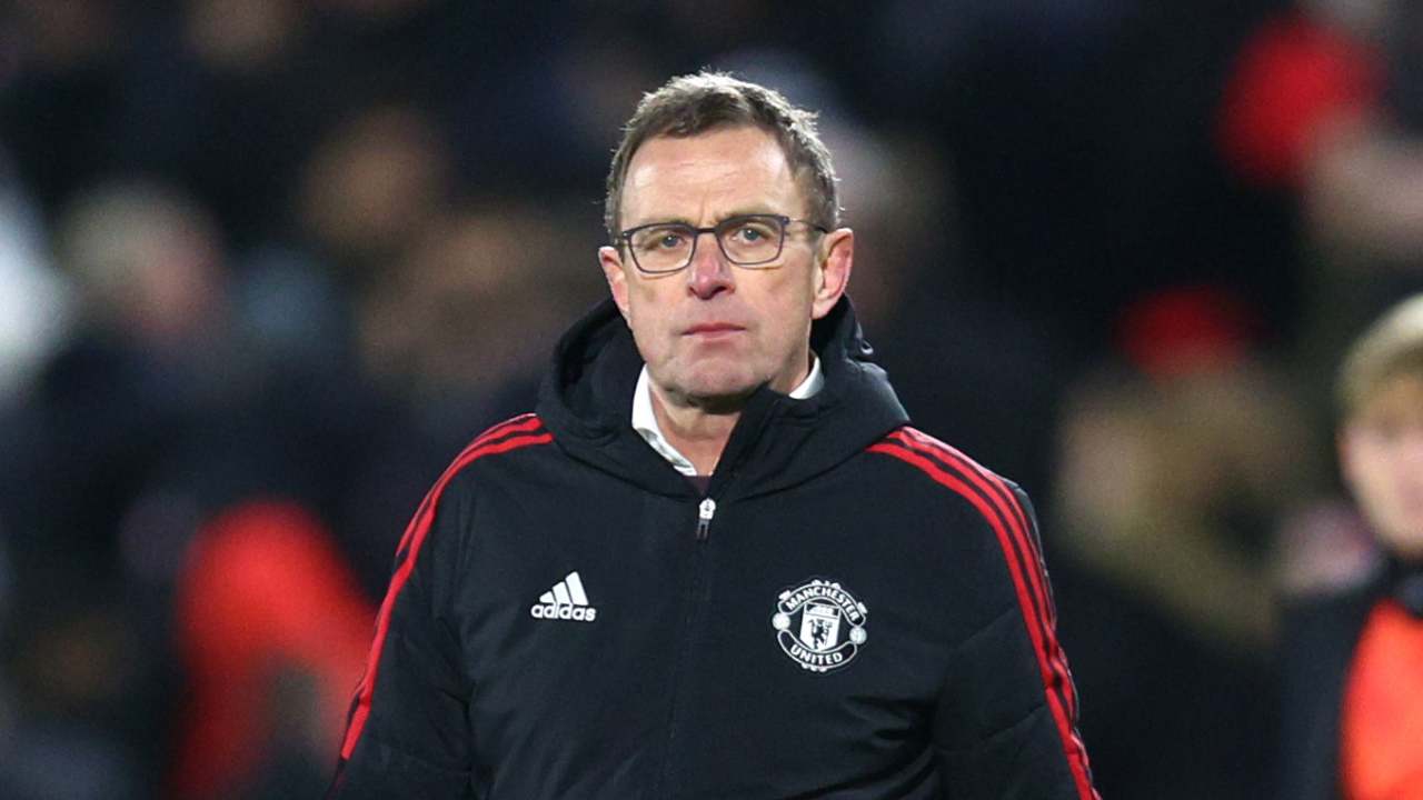 Ralf Rangnick guarda avanti preoccupato Manchester United