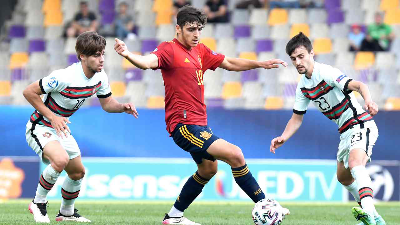 Gonzalo Villar controla a bola