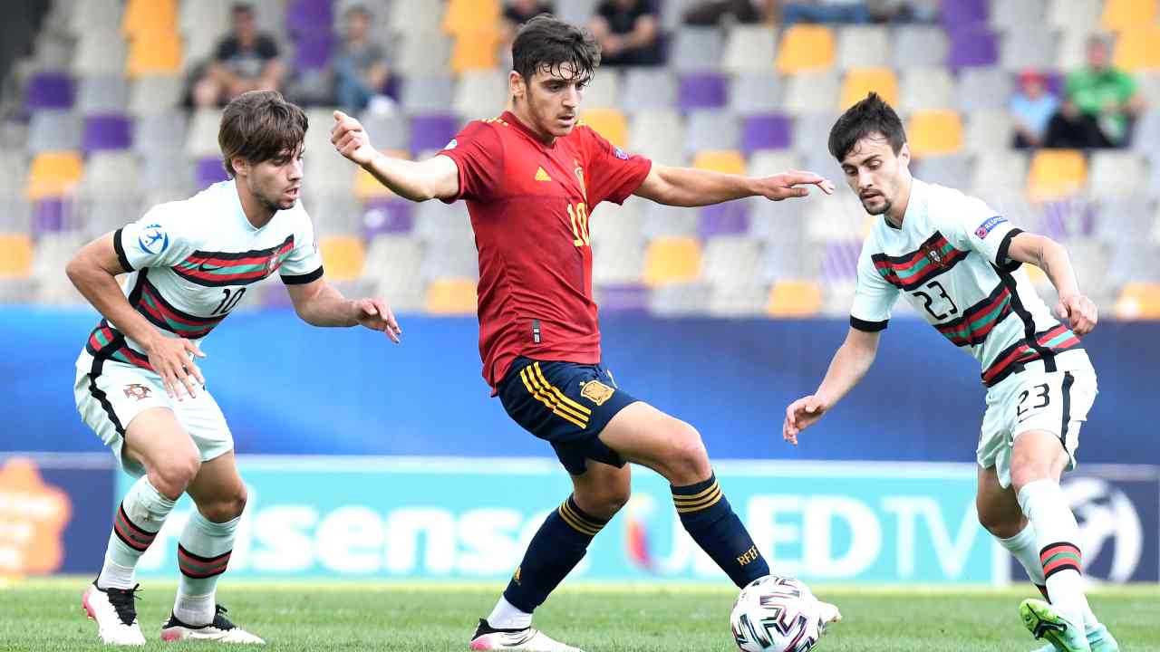 Gonzalo Villar controlla il pallone