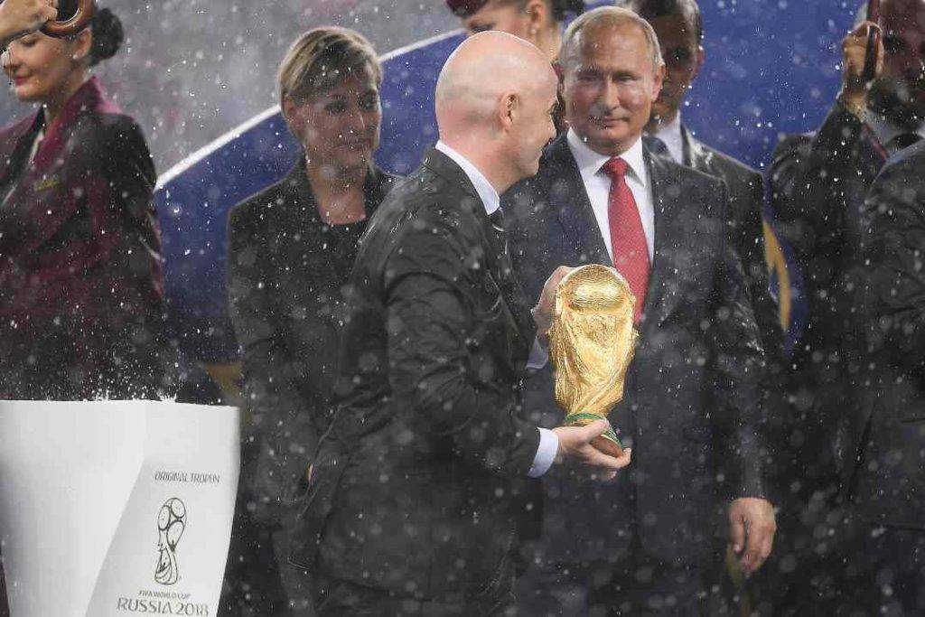 Infantino consegna la Coppa del Mondo durante gli ultimi Mondiali