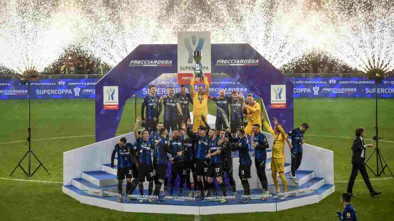 L'Inter alza al cielo la Supercoppa Italiana