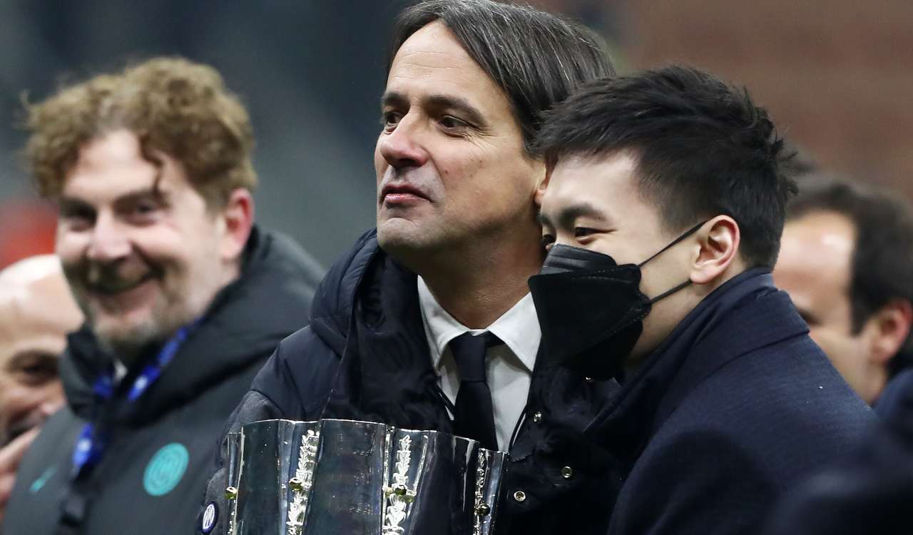 Inzaghi e Zhang con la Supercoppa