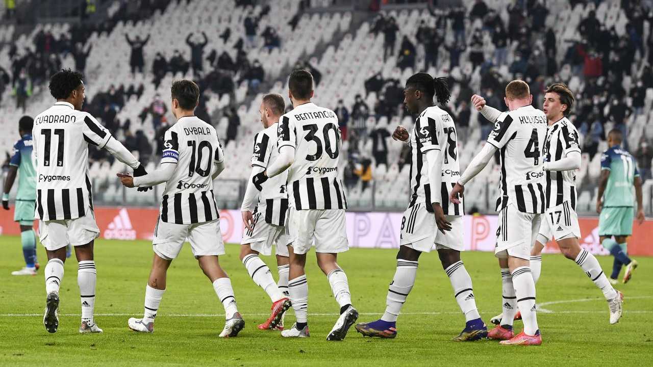 I giocatori della Juventus festeggiano dopo un gol