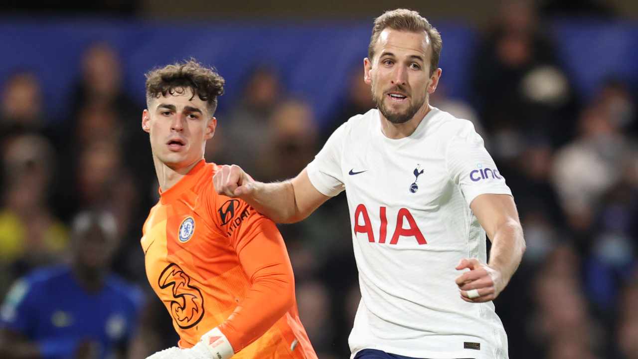 Kepa gioca la palla con i piedi contrastato da Kane