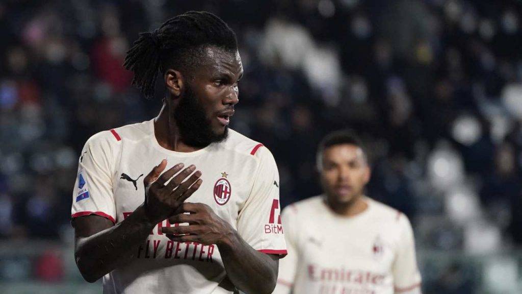 Kessie con la maglie del Milan