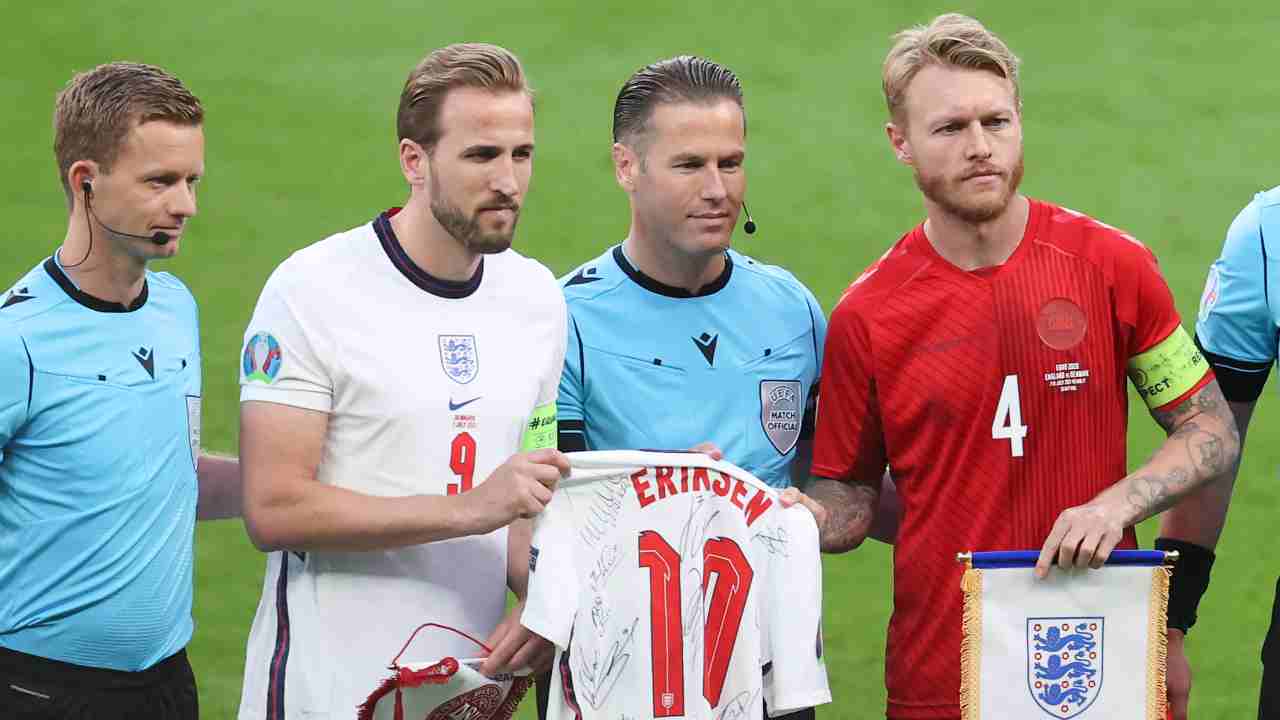 Kjaer e Kane posano con la maglia di Eriksen