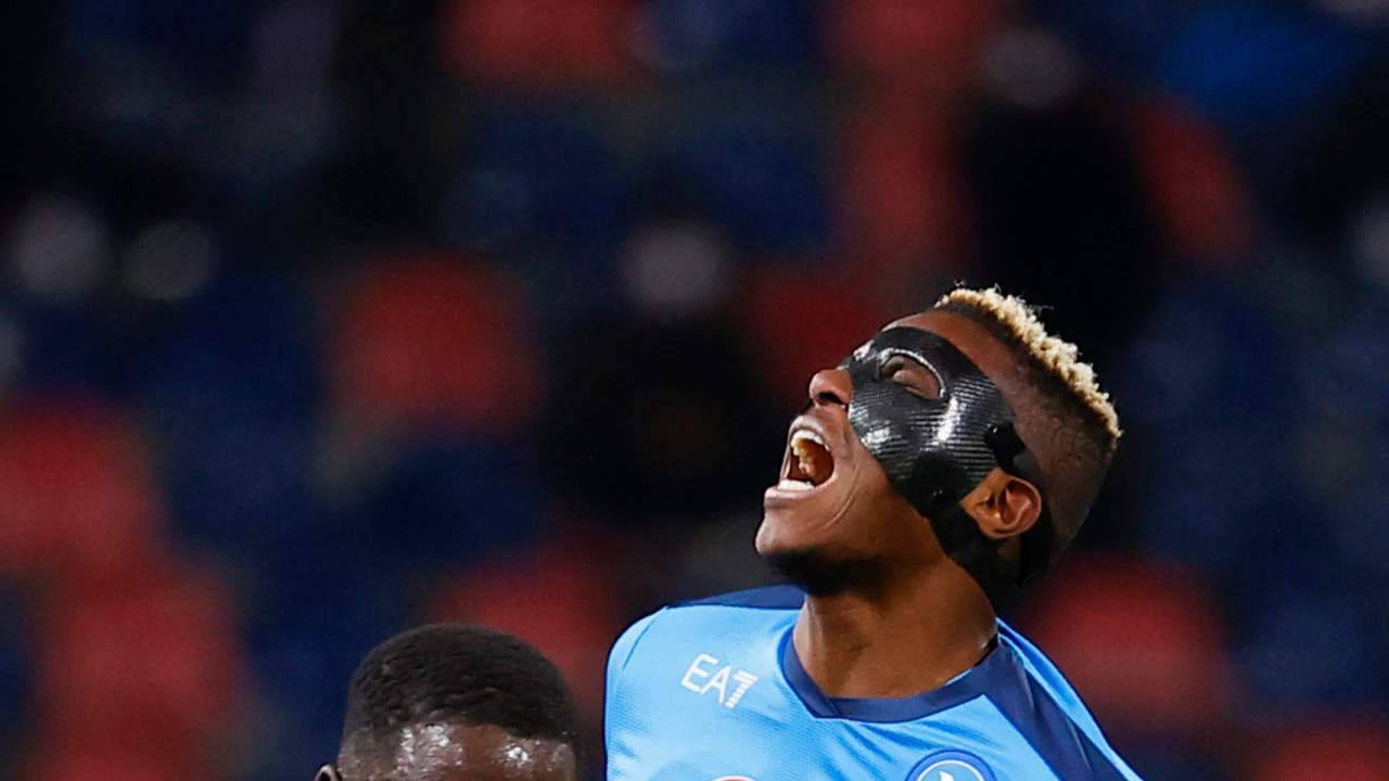 Osimhen con la maschera protettiva salta e urla Napoli