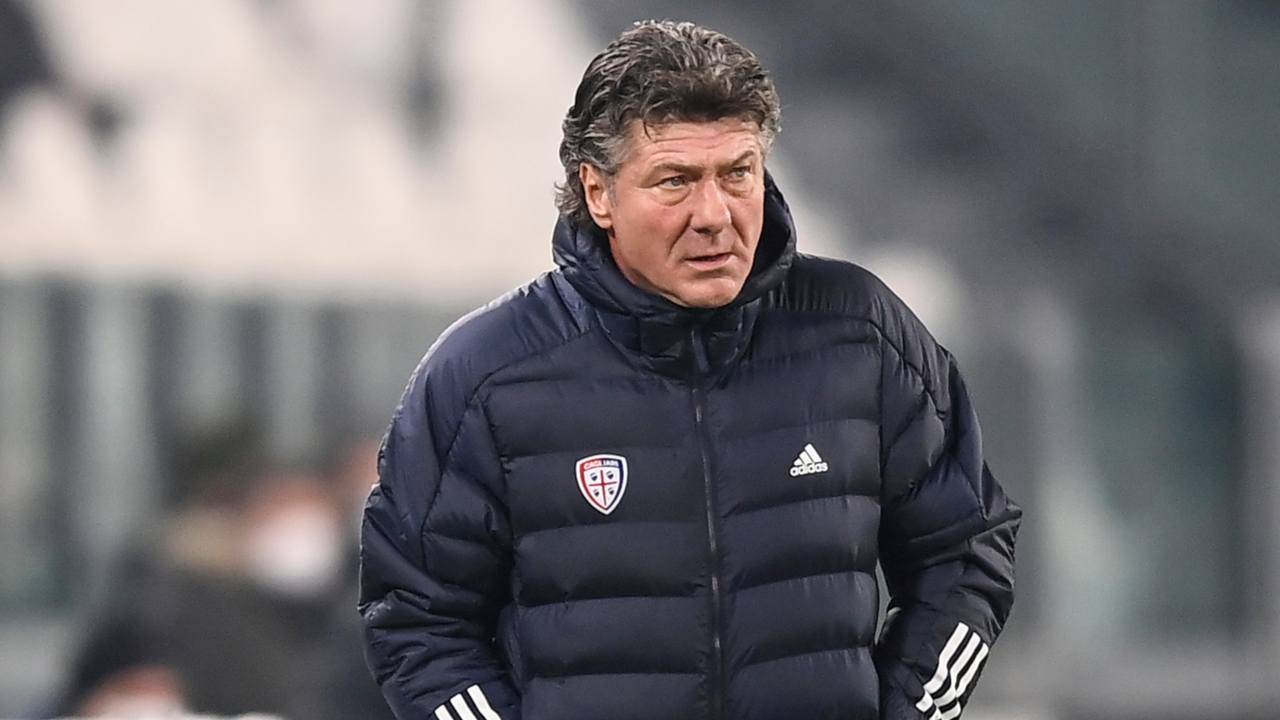 Mazzarri osserva preoccupato dalla panchina