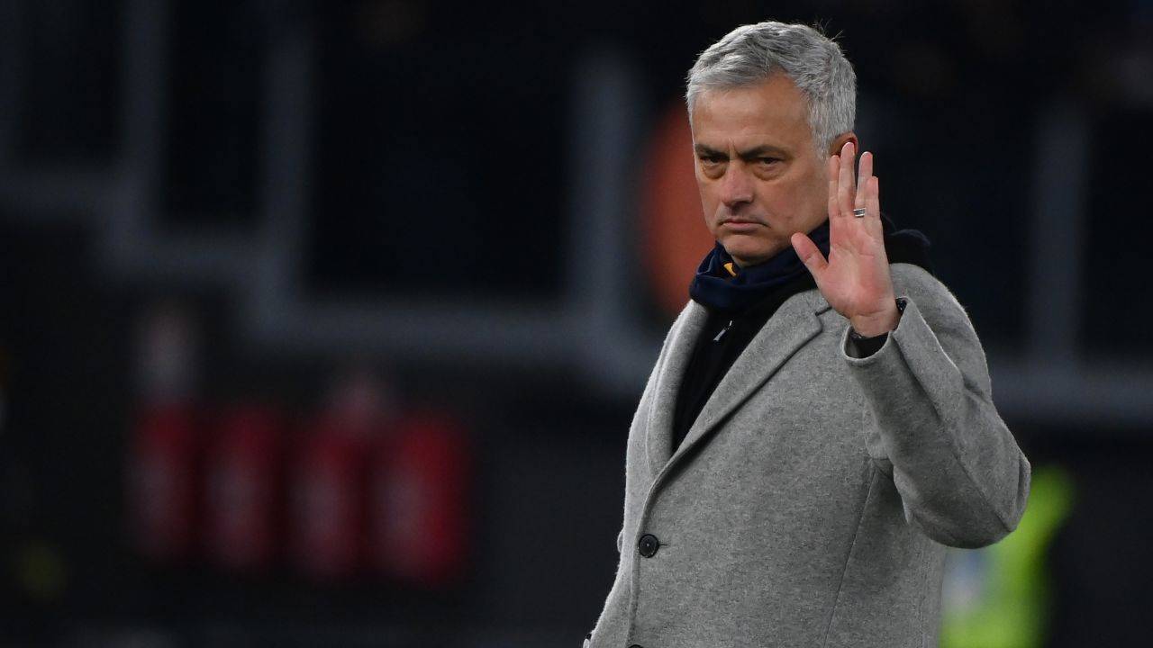 Mourinho fa un segno di saluto