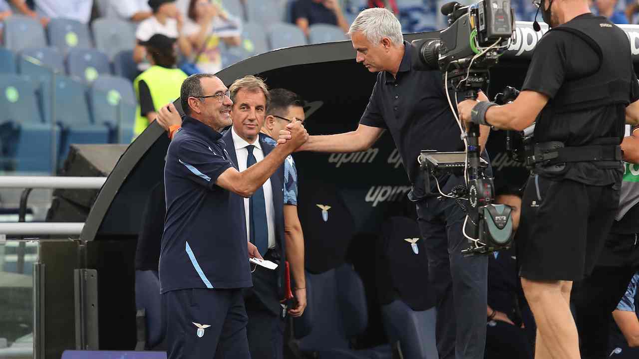 Mourinho stringe la mano a Sarri
