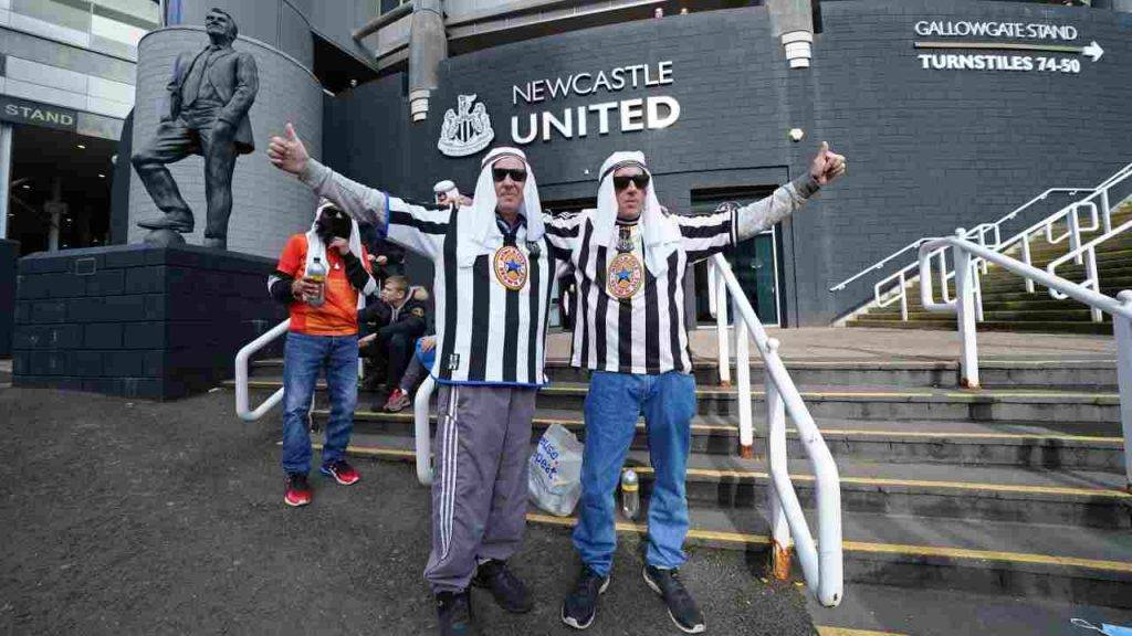Tifosi del Newcastle fuori lo stadio