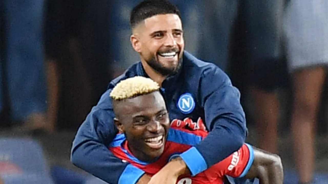 Osimhen e Insigne abbracciati e sorridenti