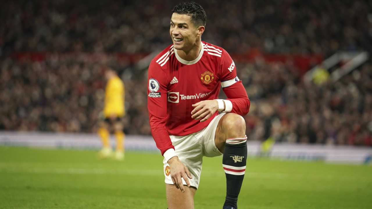 Ronaldo sorridente ma sulle ginocchia