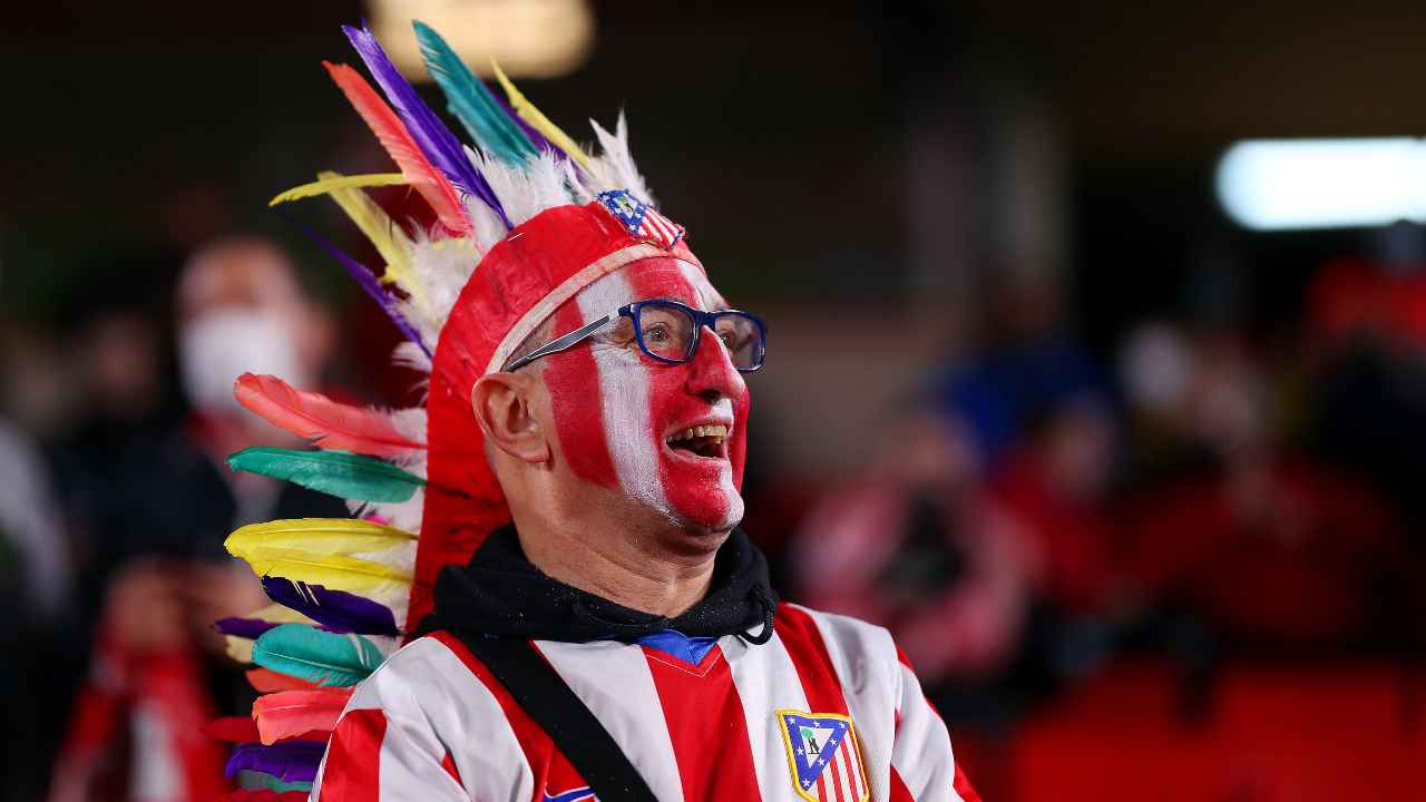 Un tifoso dell'Atletico Madrid sorride