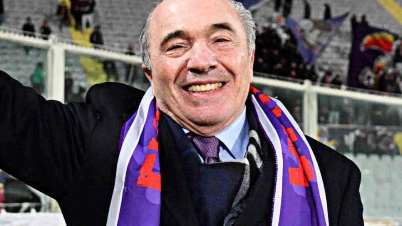 Commisso saluta i tifosi sorridente Fiorentina