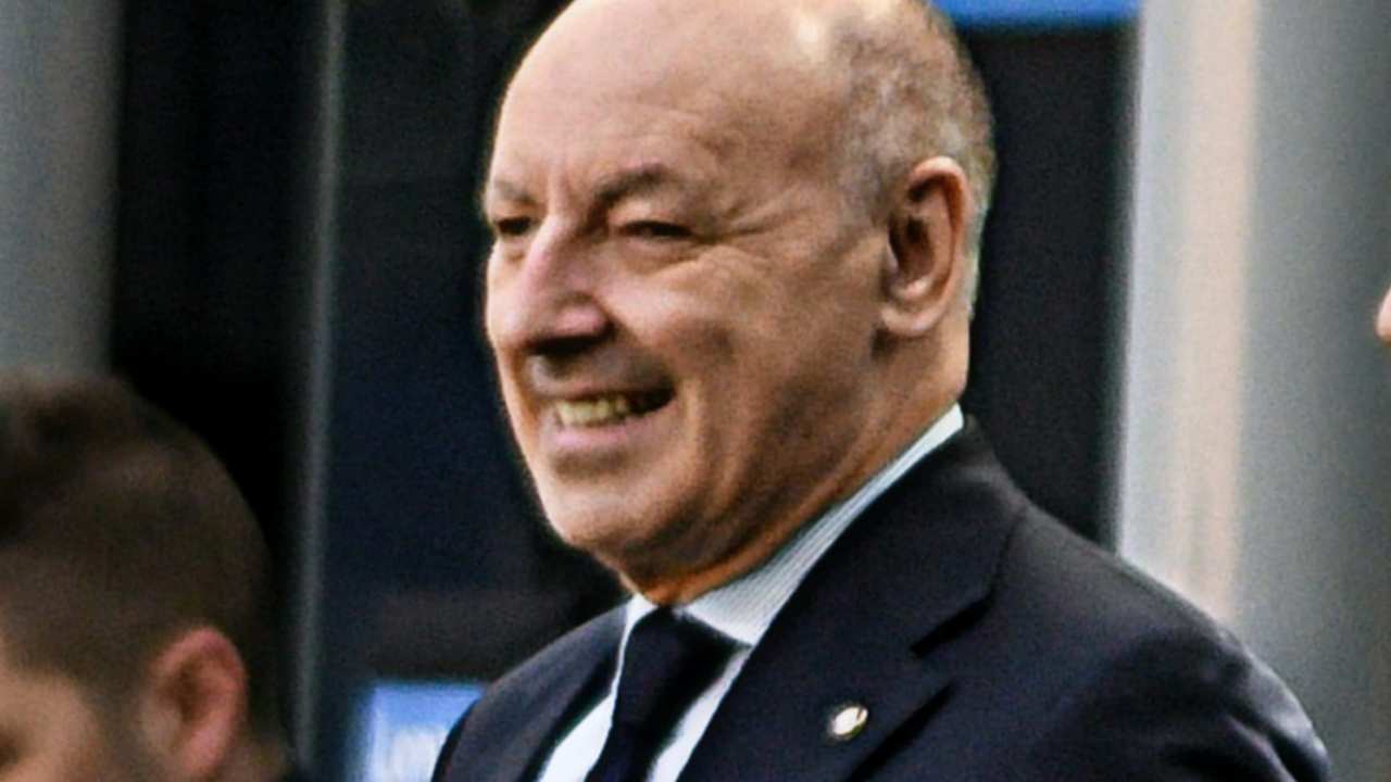 Marotta ride e guarda verso il campo Inter