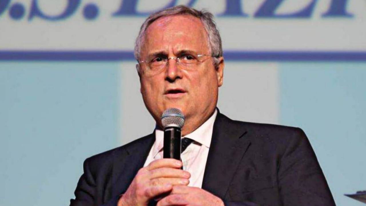 Lotito parla al microfono Lazio