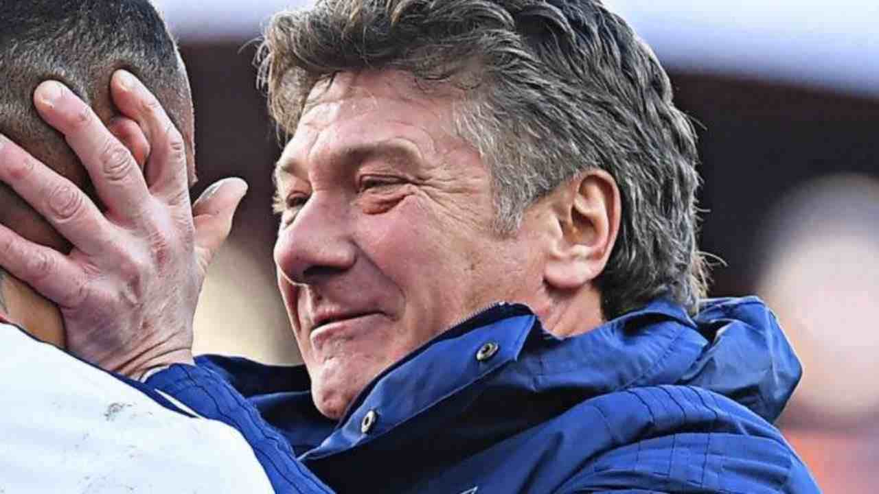 Mazzarri sorride verso il giocatore Cagliari