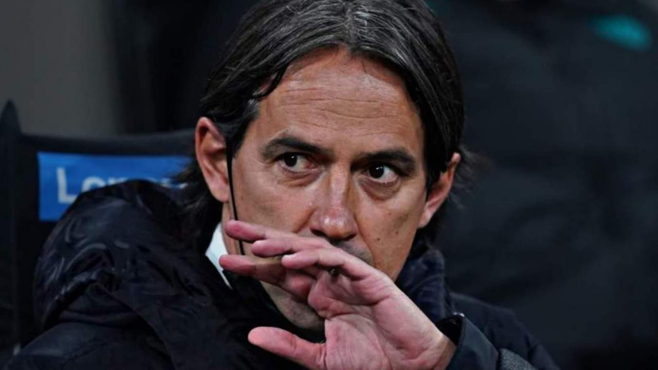 Inzaghi si porta la mano vicino al volto pensieroso Inter