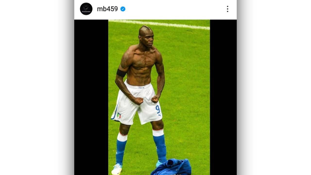 Balotelli esulta mostrando i muscoli Italia