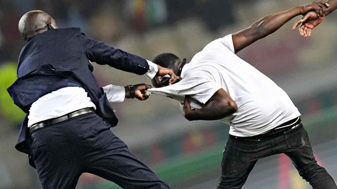 Invasore di campo bloccato per la maglia dalla sicurezza Coppa d'Africa