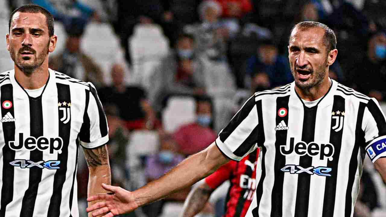 Chiellini parla e allunga il braccio verso Bonucci Juventus