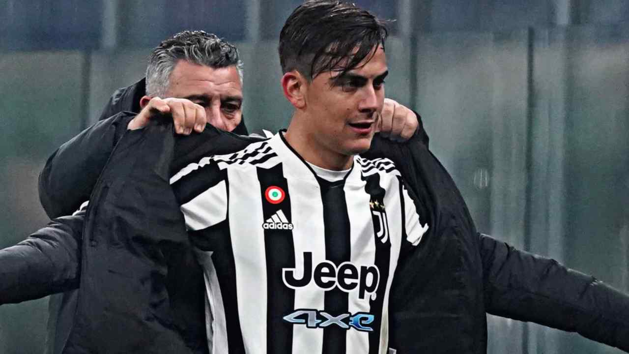 Dybala cammina preoccupato e indossa il cappotto Juventus