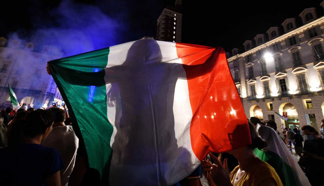 Italia, la bandiera sulle spalle di un tifoso