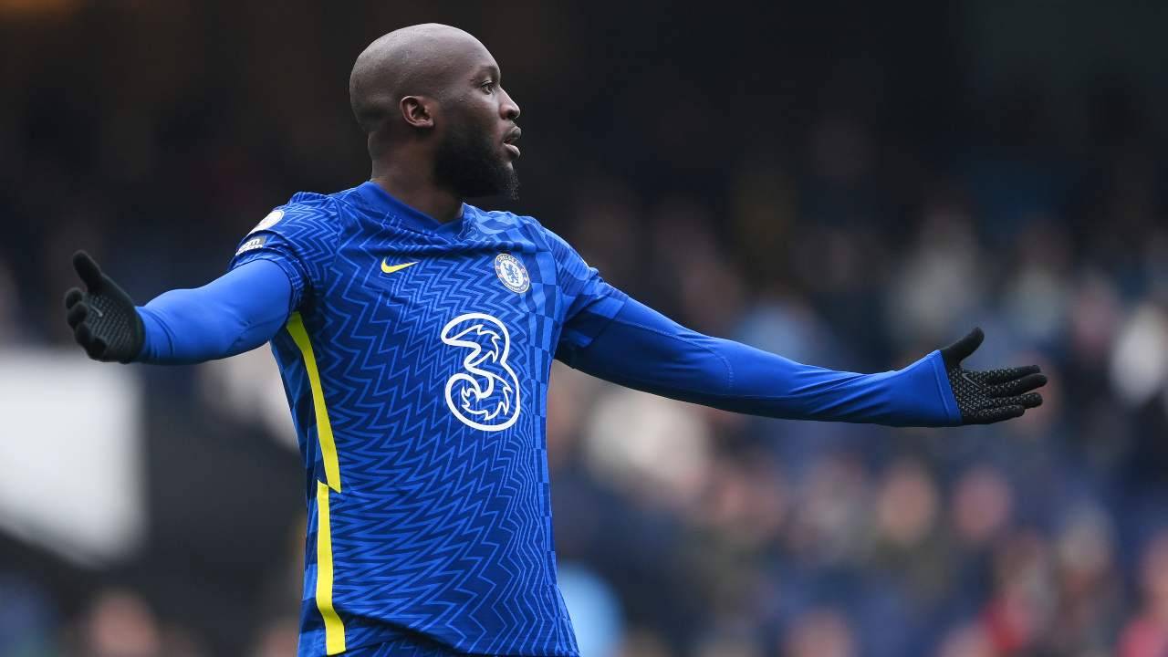 Lukaku allarga le braccia