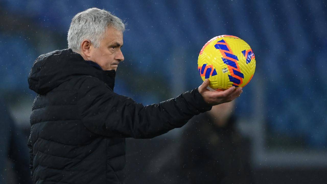 Mourinho col pallone in mano contro il Lecce