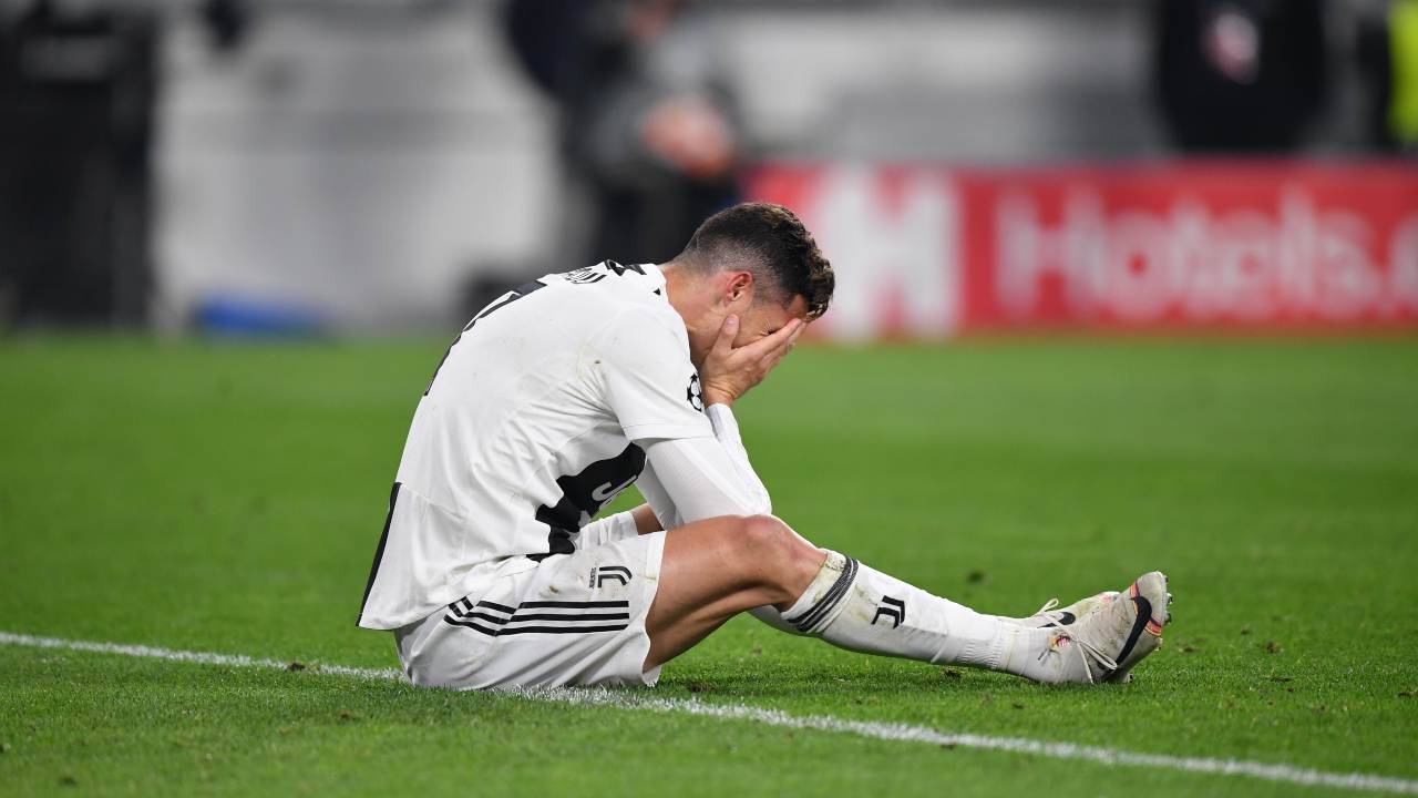 Ronaldo disperato dopo l'eliminazione con l'Ajax