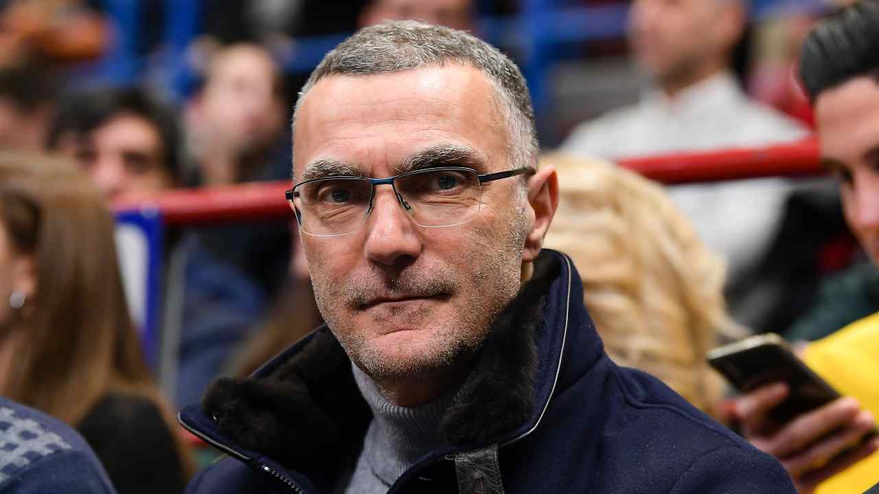 Bergomi guarda davanti a sé e sorride