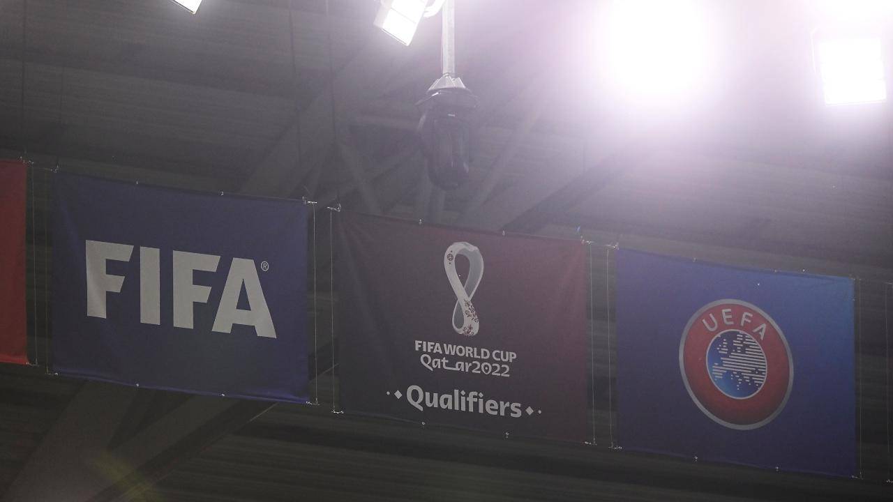 Bandiere con logo Fifa e Mondiali Qatar 2022