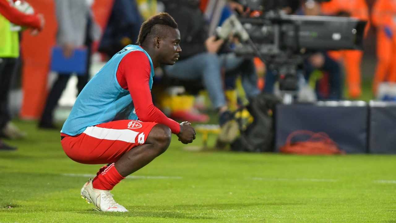 Balotelli guarda verso il campo 