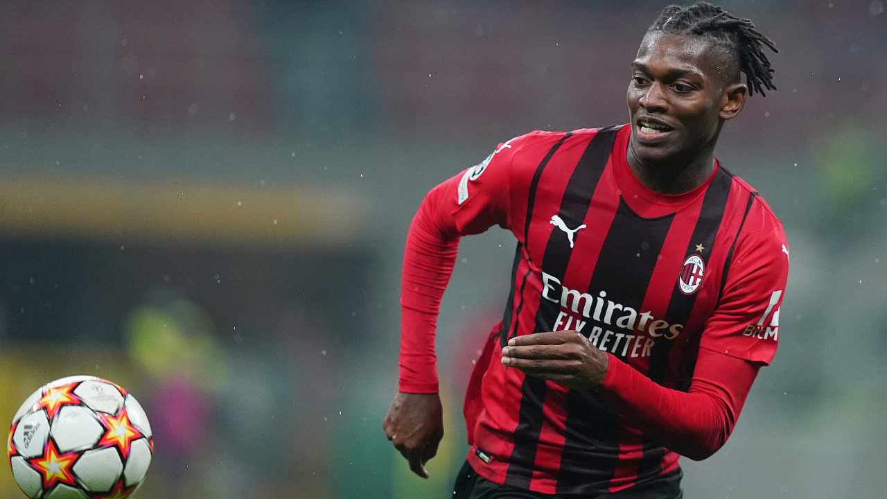 Leao corre verso il pallone Milan