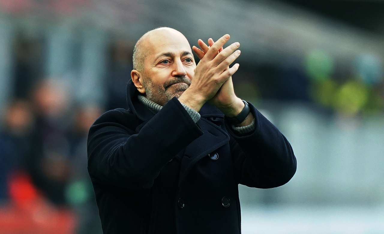 Ivan Gazidis applaude 