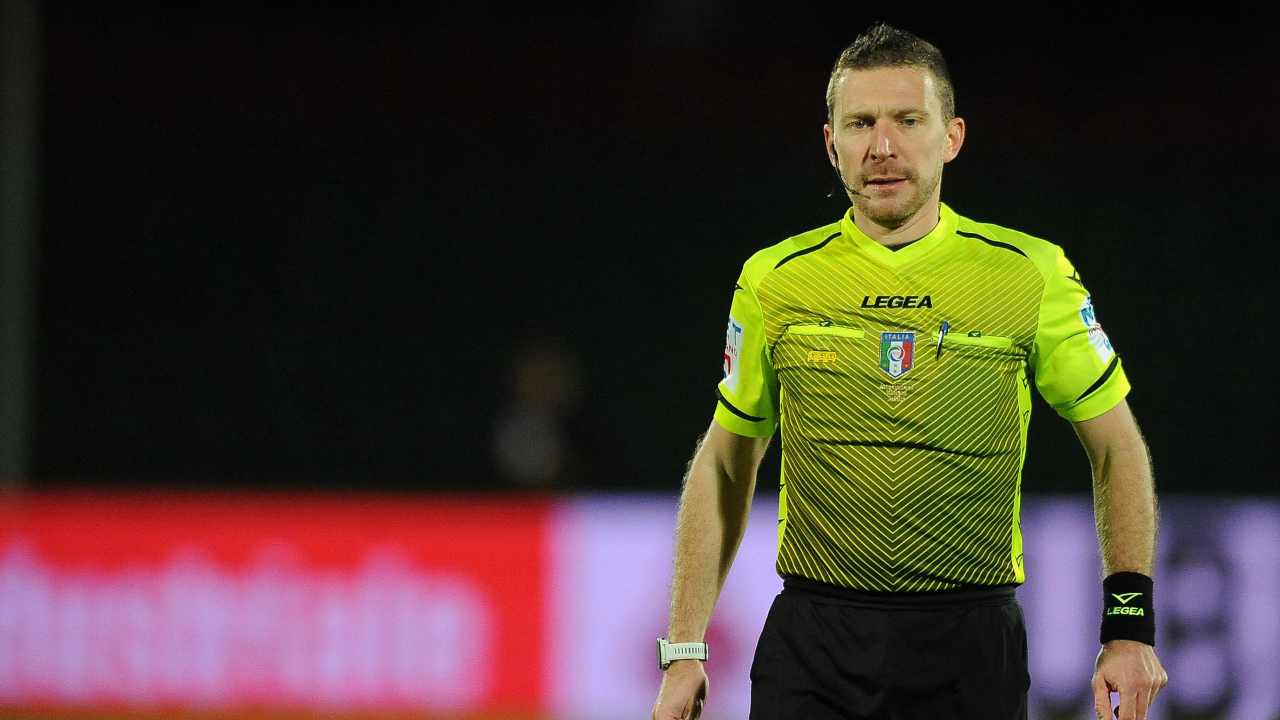Arbitro Marco Serra cammina e guarda in basso Serie A
